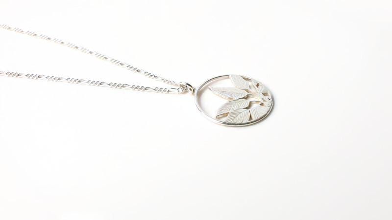 Silver Circle Necklace – Engraved Leaf Pendant With Figaro Chain, Nature Inspired Jewelry