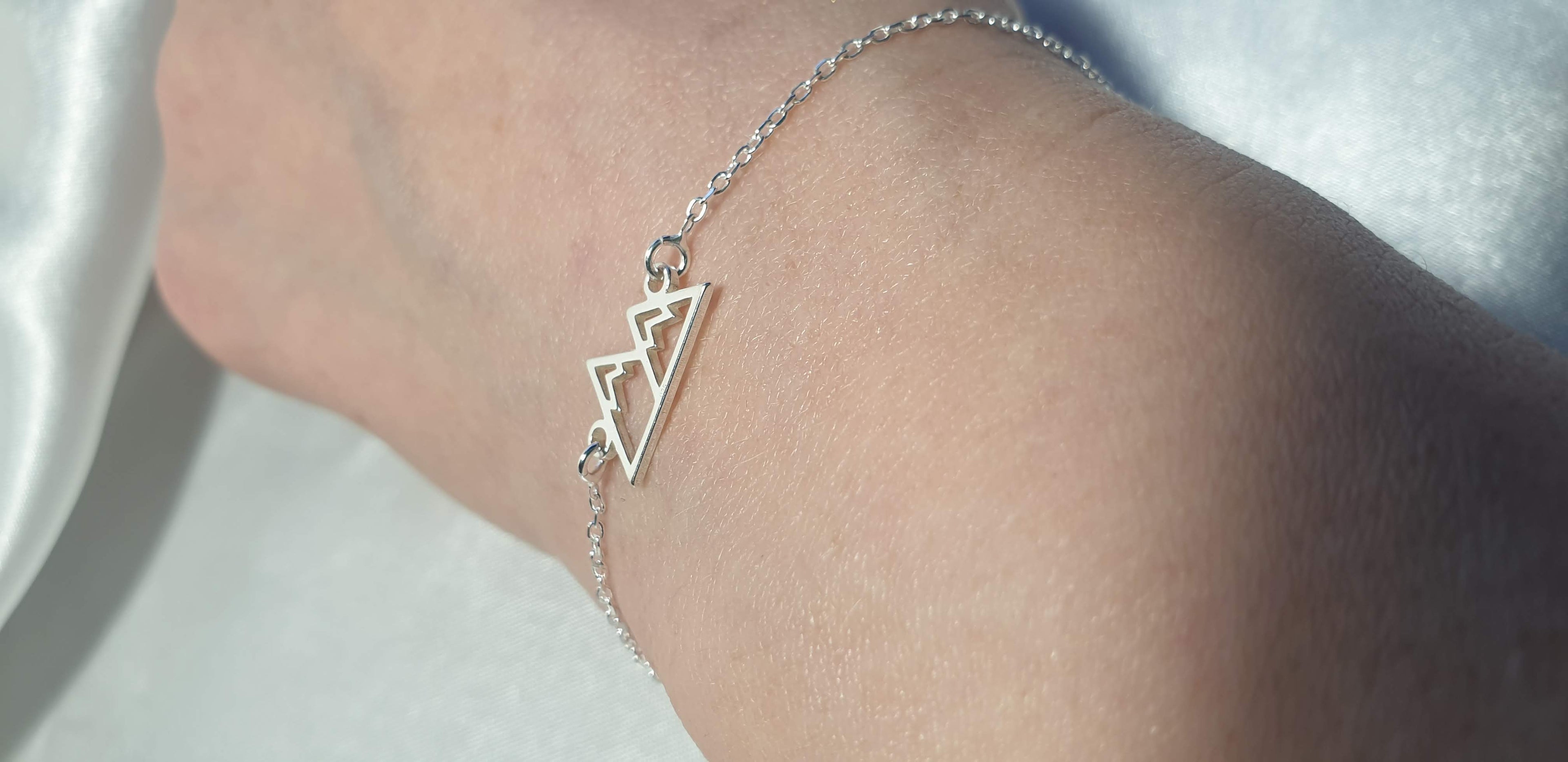 Bracelet Mountain Peaks Minimalist, Sterling Silver Travel Inspired Jewelry, Hiking Climbing Adventure Link Charm Bracelet
