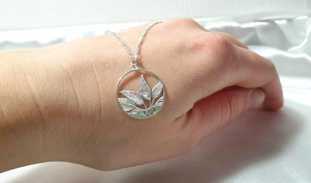 Silver Circle Necklace – Engraved Leaf Pendant With Figaro Chain, Nature Inspired Jewelry