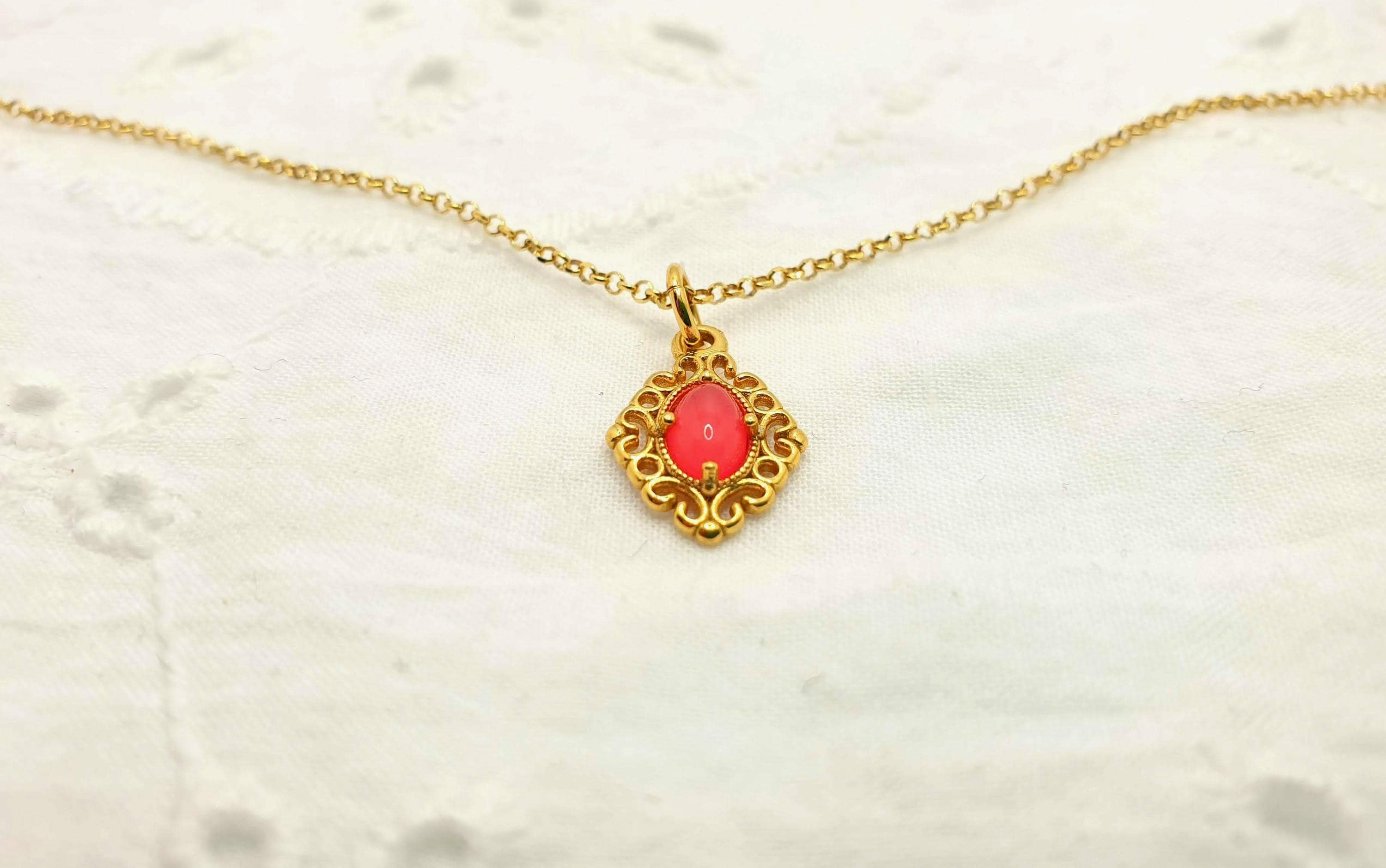 Pink Agate Necklace – Gold Plated Chain With Romantic Gemstone Pendant