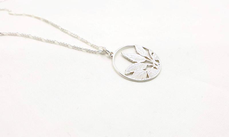 Silver Circle Necklace – Engraved Leaf Pendant With Figaro Chain, Nature Inspired Jewelry