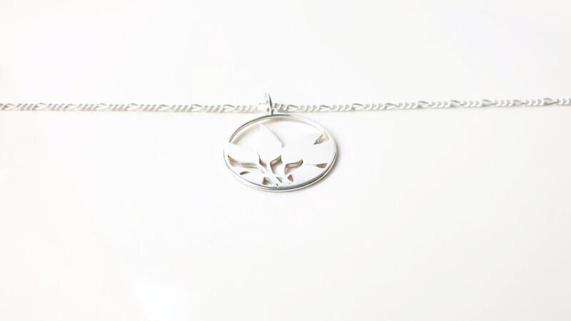Silver Circle Necklace – Engraved Leaf Pendant With Figaro Chain, Nature Inspired Jewelry